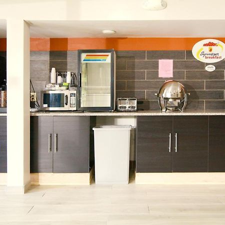ซูเปอร์ 8 บาย วินด์แฮม เรดวิง Hotel ภายนอก รูปภาพ